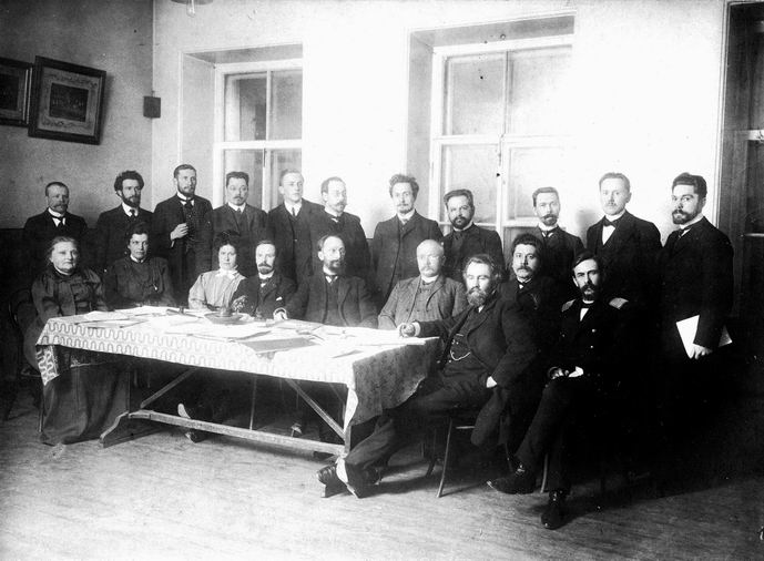 Педагогический коллектив школы в 1910-1911 гг.