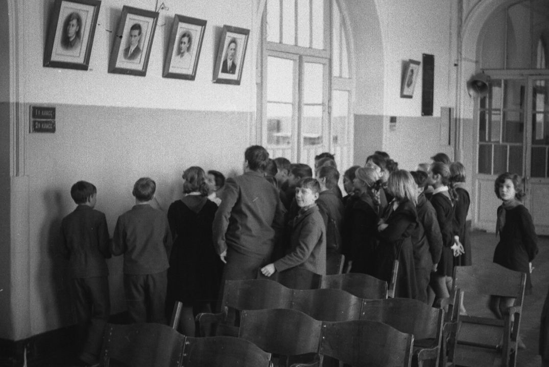 Конец 60-х гг. Ученики на экскурсии в актовом зале школы. 
