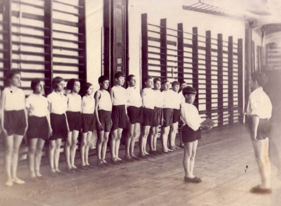 1929 г. Урок физкультуры. Занятия проходят в зале, сохранившем оригинальный интерьер.