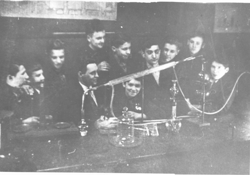 Конец 1930-х. Химический кружок учеников 8-х классов 6САШ.