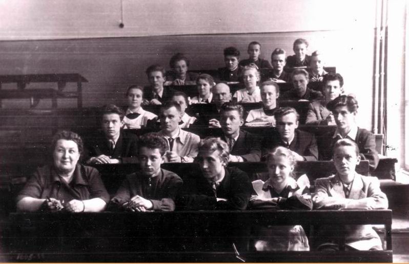 1958 г. Ученики 10Б класса в аудитории физики