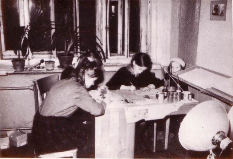 1960-е гг. Ученицы за оформлением первого школьного музея