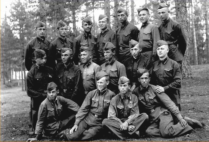 1940г. Выпускники в летнем лагере под Лугой