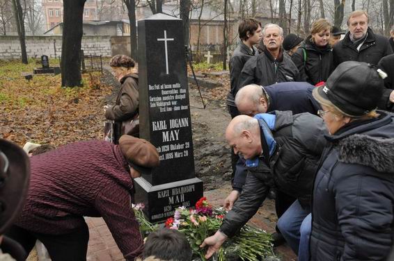 Возложение цветов к  памятнику. Фото И.Прилежаева.