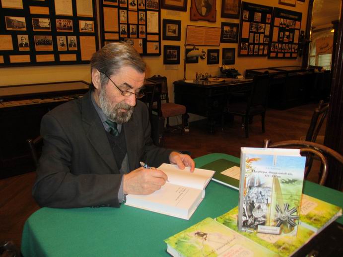 20140201. Г.А. Копытов передает в дар музею свою книгу с описанием фамильной истории. 