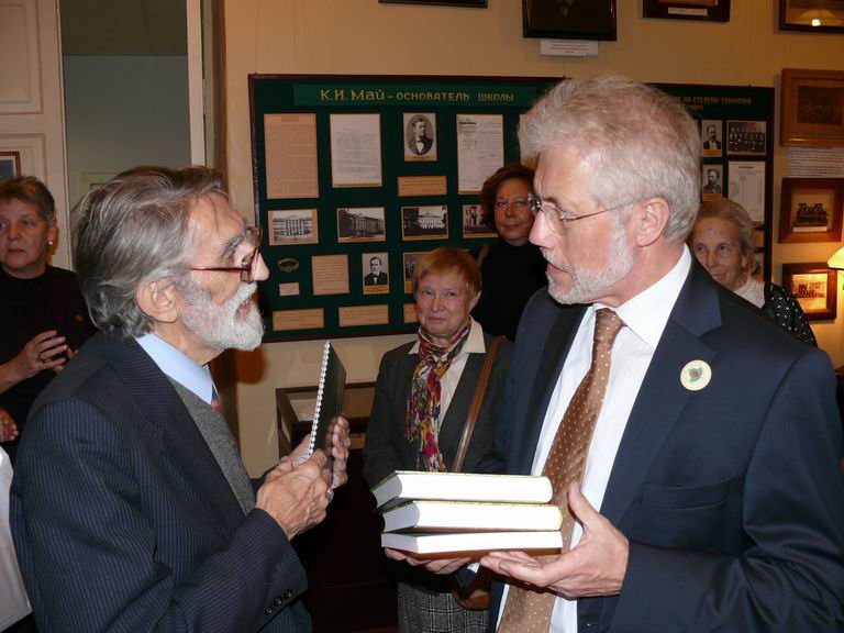 Директор музея Никита Владимирович Благово вручает г-ну Шаллеру книги об истории школы